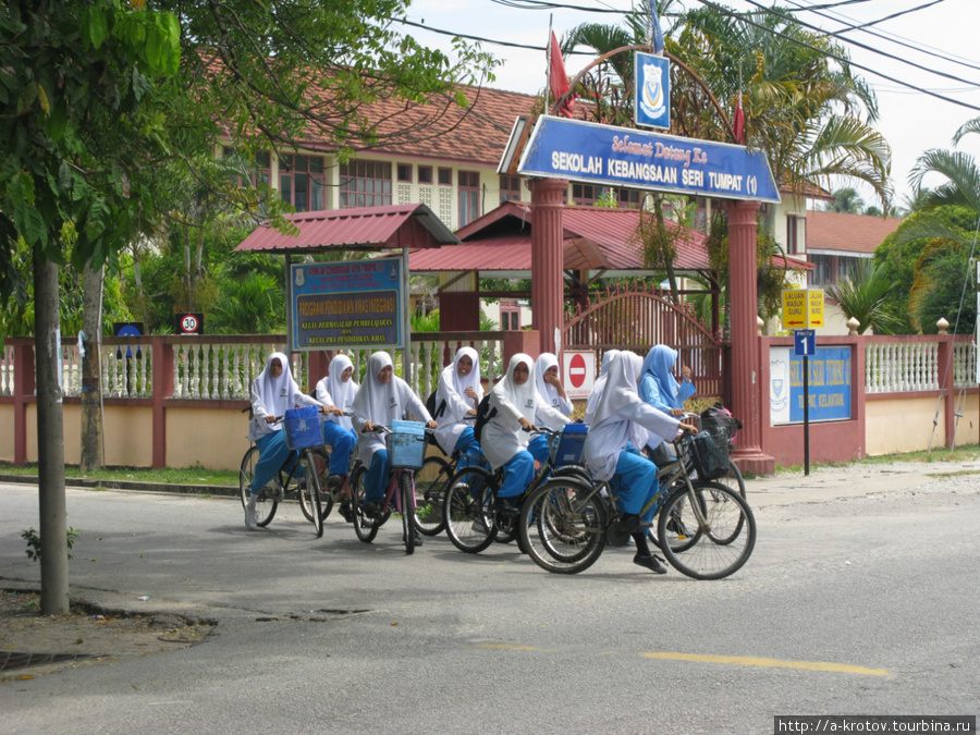 Школьницы. Окрестности Кота-Бару. Едут со школы. Фотографироваться многие стесняются и отворачиваются, заметив меня Кота-Бару, Малайзия