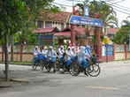 Школьницы. Окрестности Кота-Бару. Едут со школы. Фотографироваться многие стесняются и отворачиваются, заметив меня