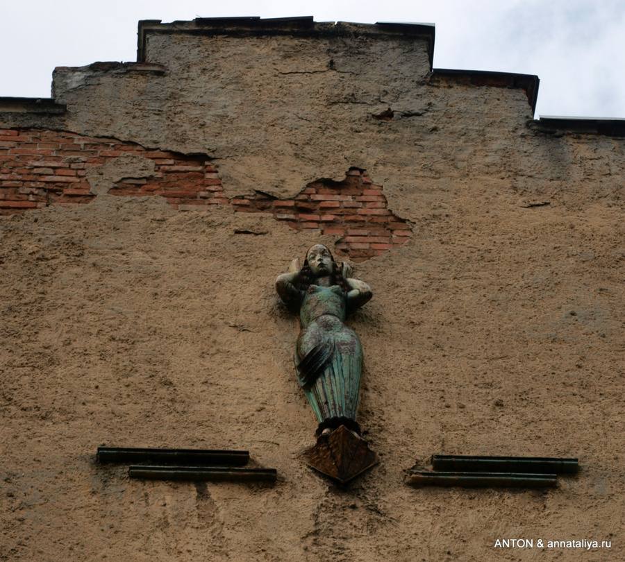 На стене с девушкой одного из домов немецкого района Амалиенау мы считали количество окон. Калининград, Россия