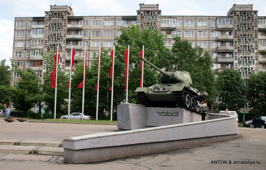 Танк на улице Рокосовского. Здесь у нас был бонусный КП. Требовалось найти торец одного из домов... Калининград, Россия