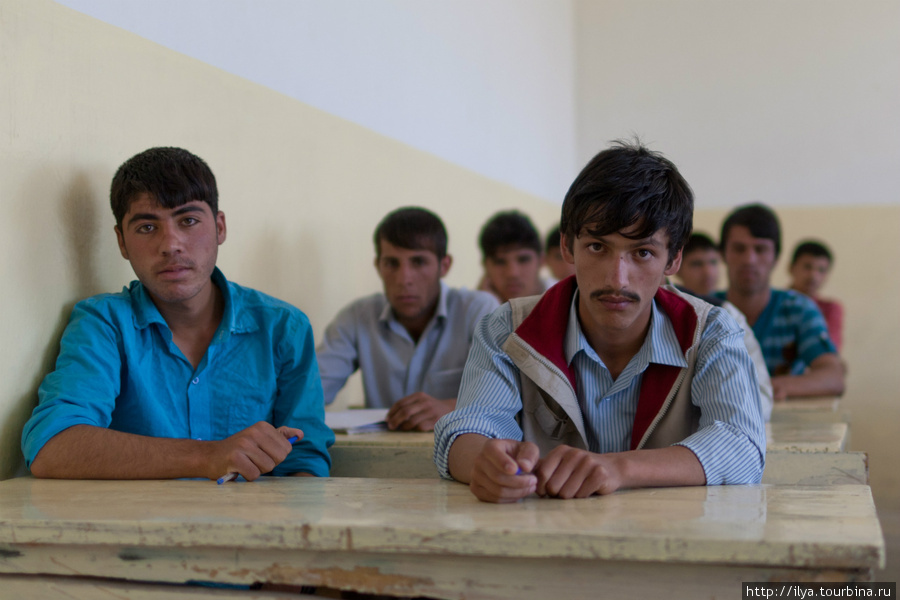 Продолжительность школьного курса 12 лет. Соответственно, дети обучаются с 6 до 18 лет. Дети всех возрастов обучаются в одном помещении, но в разные смены. Одна смена — девочки и учащиеся начальных классов. Мальчики из средних и старших классов учатся в другую смену. Провинция Кабул, Афганистан