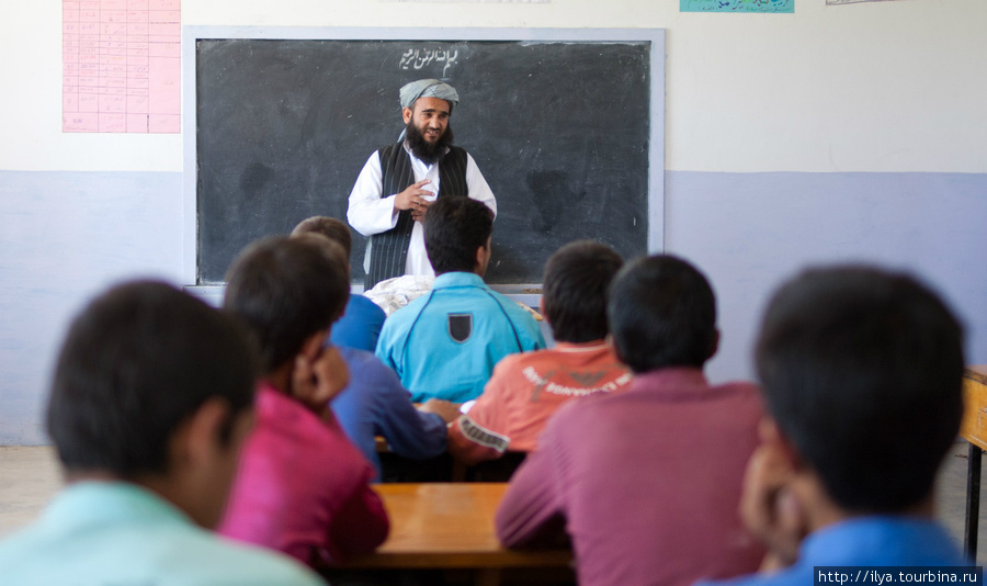 В той школе которую нам удалось посетить, учится примерно 700 девочек и 2000 мальчиков всех возрастов. Провинция Кабул, Афганистан