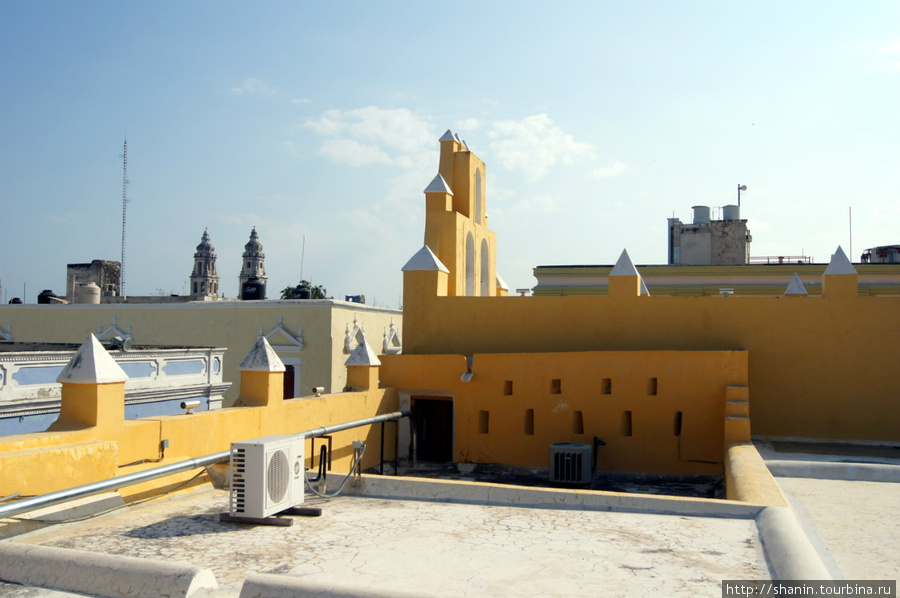 На крыше музея Кампече, Мексика