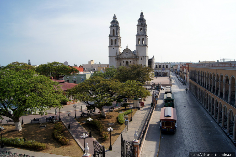 Вид из хостела Манки хостел на центральную площадь Кампече Кампече, Мексика