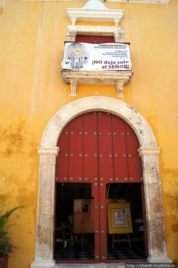 Вход в церковь Кампече, Мексика