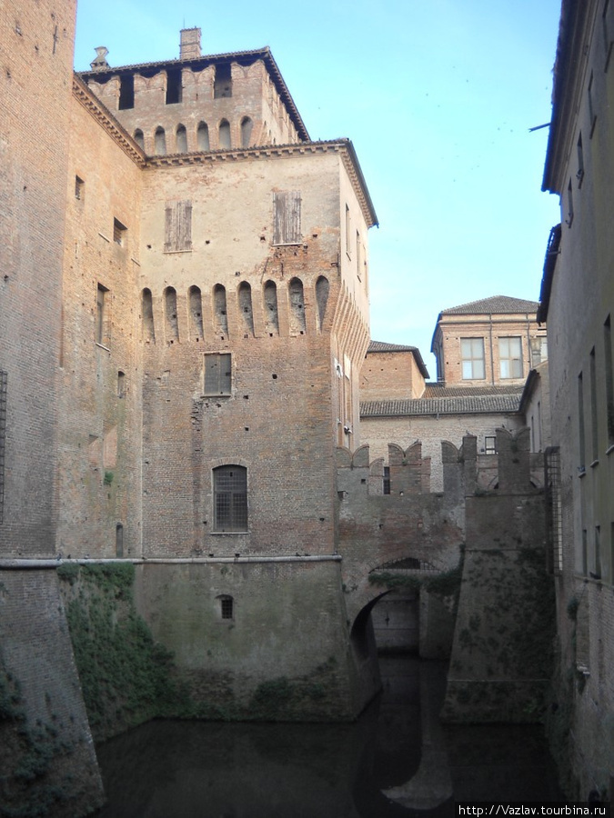 Ров и неприступные стены Мантуя, Италия