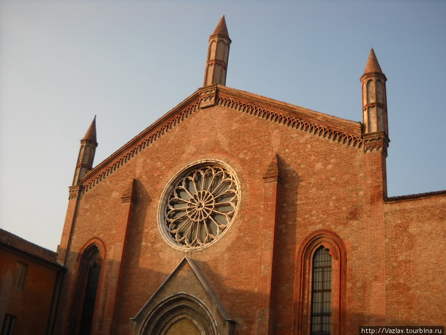 Фасад церкви Мантуя, Италия
