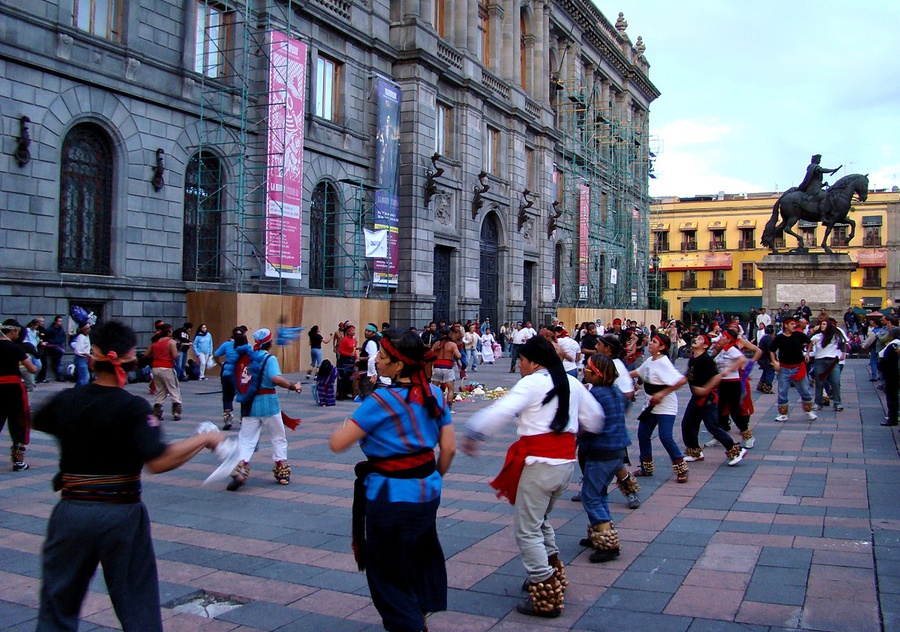 Недавно видел почти такие же сцены в городах Китая.  Люди вечером собираются на маленьких площадях и танцуют в свое удовольствие. Мехико, Мексика