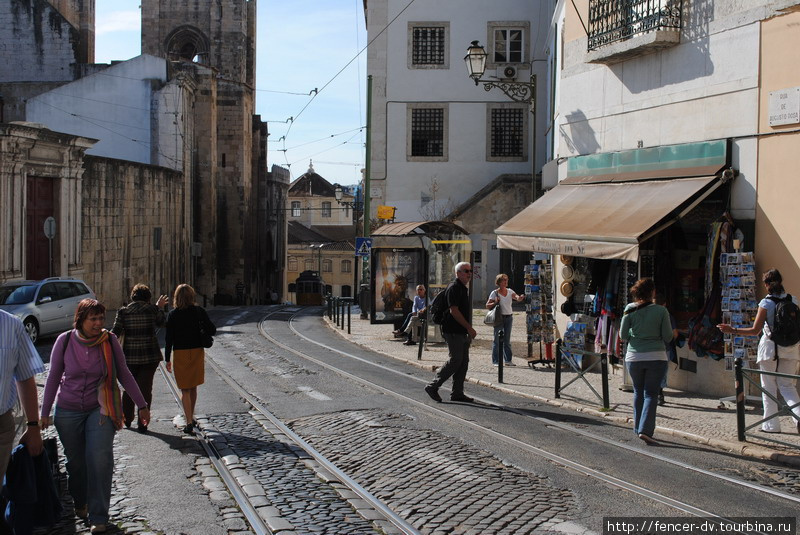На трамвайной остановке еще можно встретить жизнь Лиссабон, Португалия