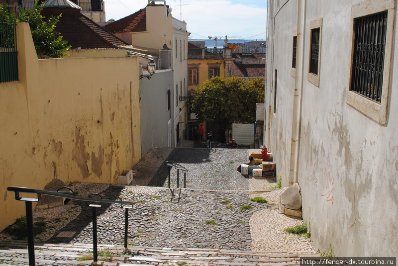 А чуть в сторону — и улочки пустеют Лиссабон, Португалия