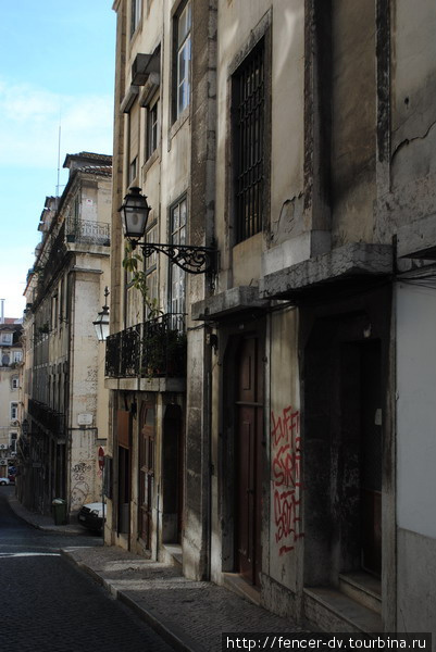 Обшарпанные дома — неотъемлемый атрибут этих районов Лиссабон, Португалия