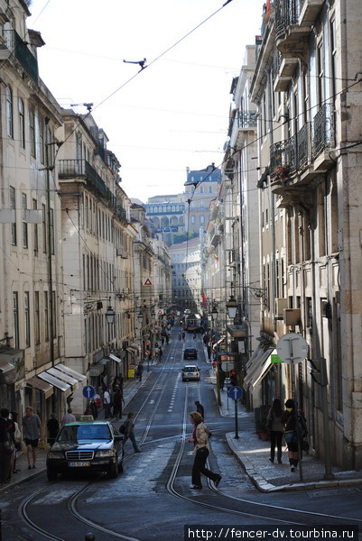 Изредка можно выйти на сравнительно оживленную улицу Лиссабон, Португалия