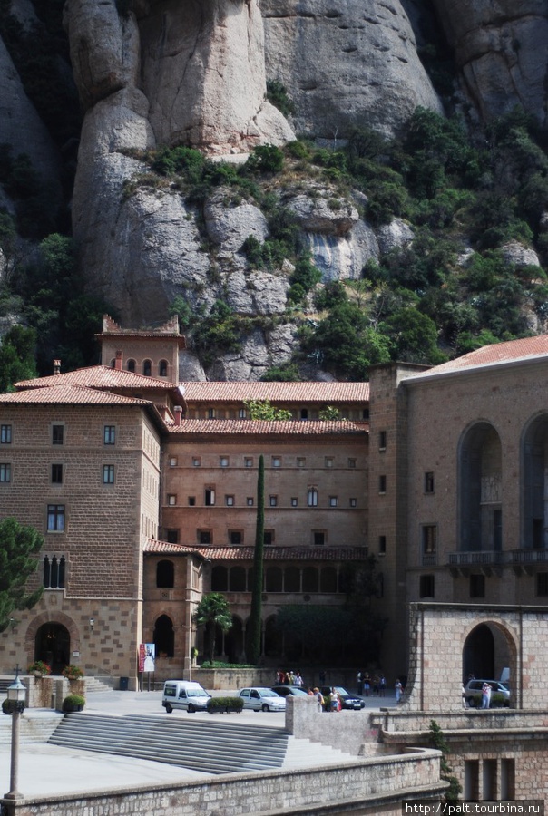 Площадь аббата Олибы перед монастырем Монастырь Монтсеррат, Испания