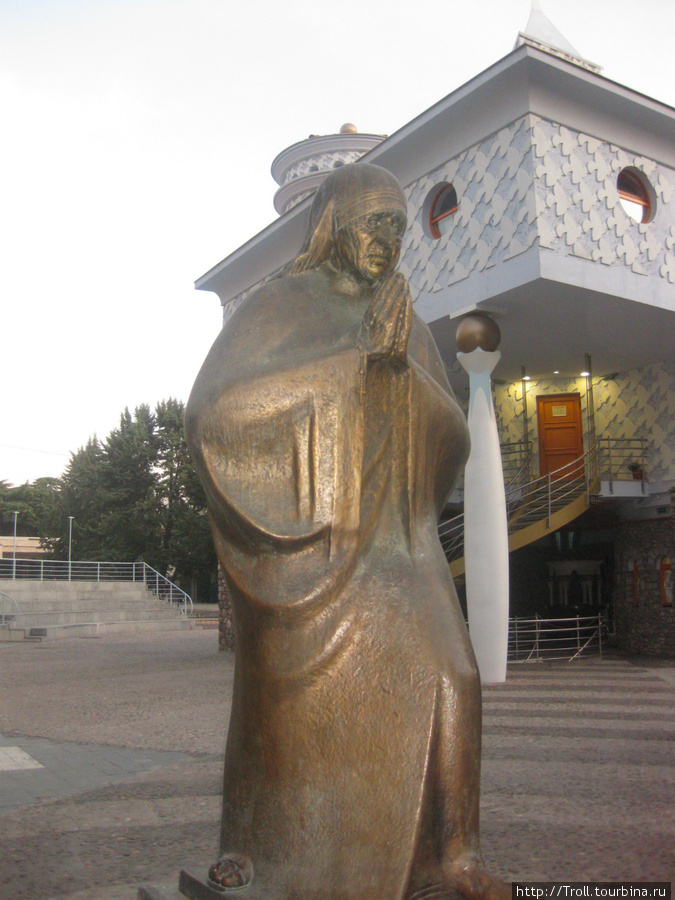 Памятник Матери Терезе при входе Скопье, Северная Македония