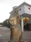 Памятник Матери Терезе при входе
