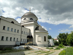 Монастырь был огорожен крепостной стеной и занимал больше 1/10 территории дореволюционного Екатеринбурга