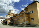 На территории монастыря были гостиница и  дом для вдов и сирот