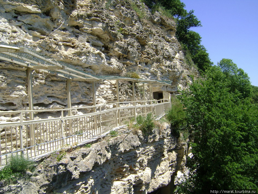 Верхний ярус скального монастыря Золотые Пески, Болгария