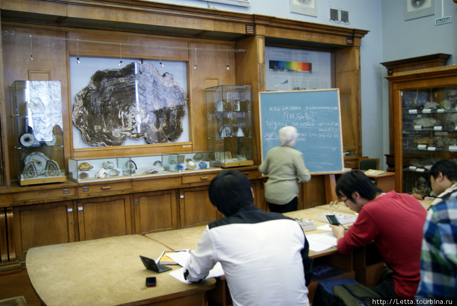 Китайские студенты изучают минералогию Москва, Россия