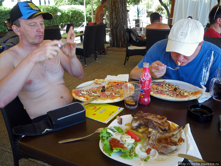 На пляже 2 ресторана с неплохим меню — от пиццы, до жареной баранины (местные официанты  слово Lamb не знают, заказывайте ягнетину) Медвежа, Хорватия
