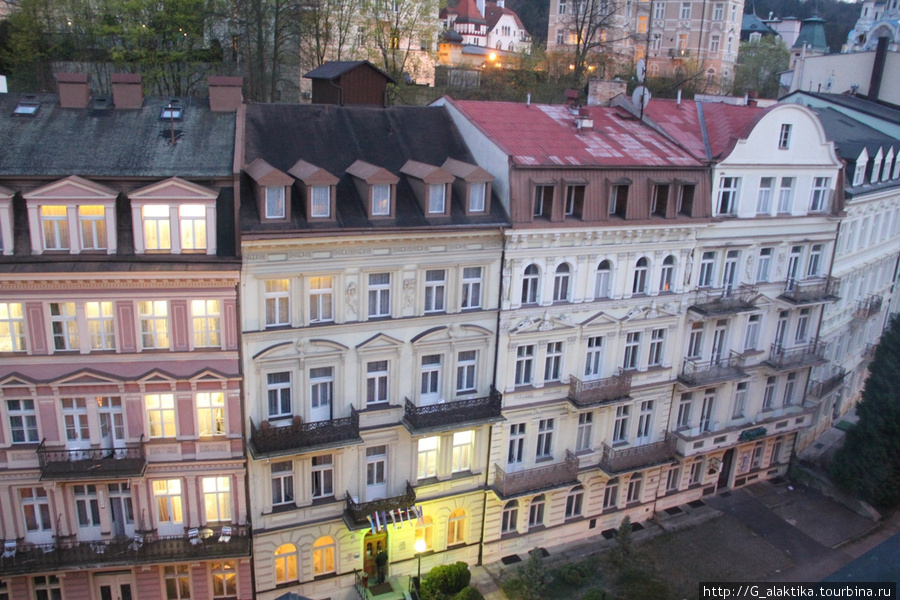 Вид из окна вечером Карловы Вары, Чехия