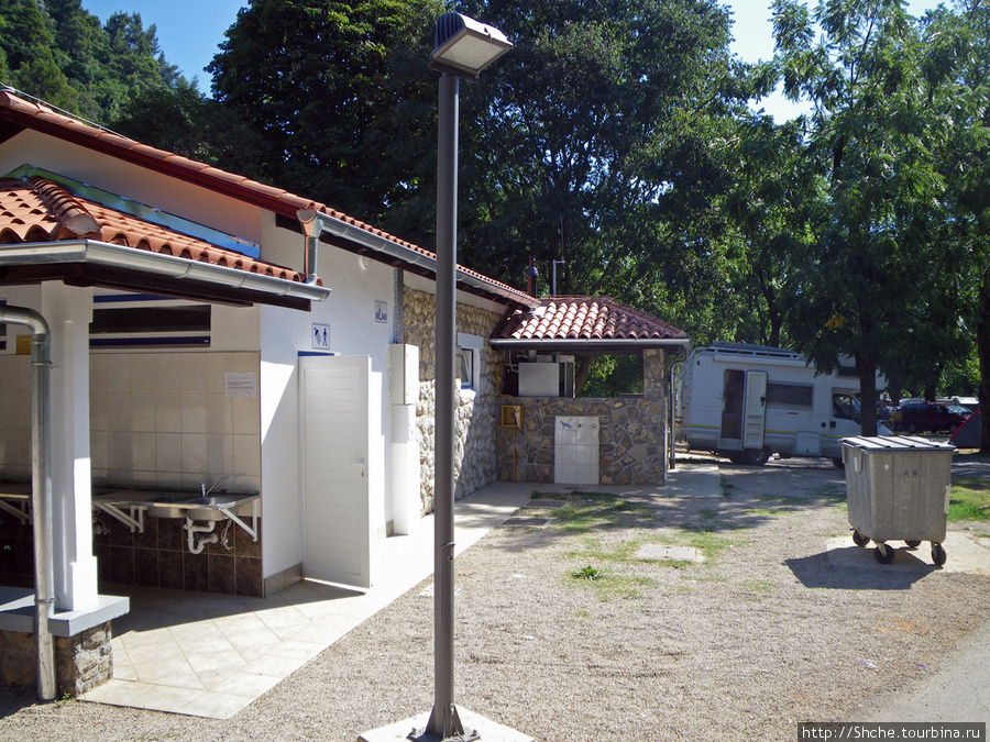 Общественные туалеты, душевые для отдыхающих в собственных кемпах Медвежа, Хорватия
