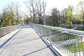 Фото сделано с очень интересного моста через проезжую часть из парка в парк. Эх бывает же все для людей!