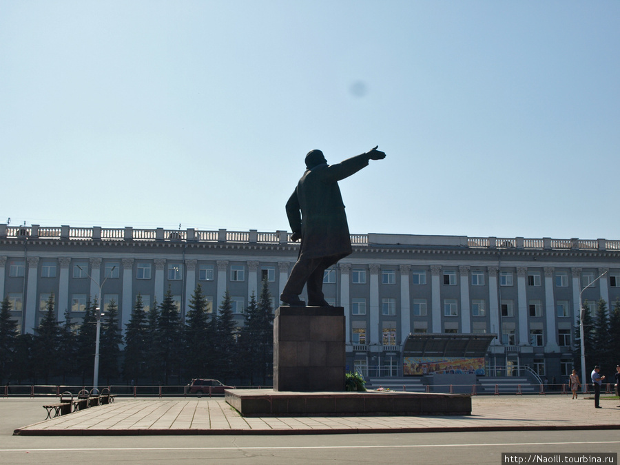 Следуйте указаниям: Ленин показывает на Пушкина Кемерово, Россия