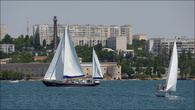 В день отъезда удалось увидеть с  «Хрусталки» красивое, но загадочное кружение яхт в Севастопольской бухте...