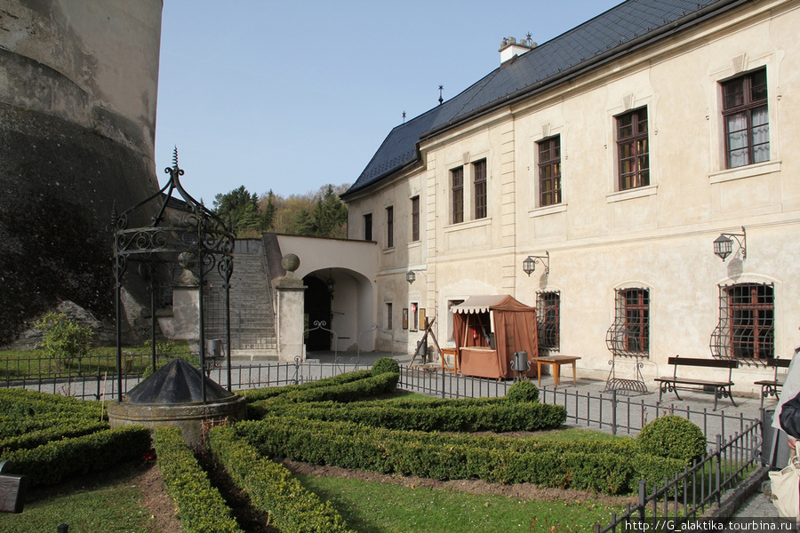 Внутренний дворик и небольшой газон в Замке Штейнберг Чешски-Штернберк, Чехия