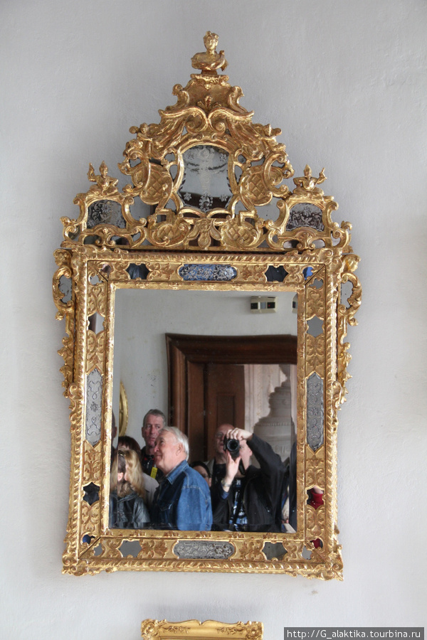 Старинное венецианское зеркало. В старину в состав добавляли золото, поэтому все предметы и люди,  которые в нем отражались казались мягче и красивее. Чешски-Штернберк, Чехия