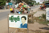 Для Камбоджи характерны рисованные руками забавные вывески вдоль дорог, сообщающие нам какие услуги мы можем получить в этом населённом пункте. Мы и не проехали мимо, воспользовались услугами парикмахера в салоне-сарайчике.
