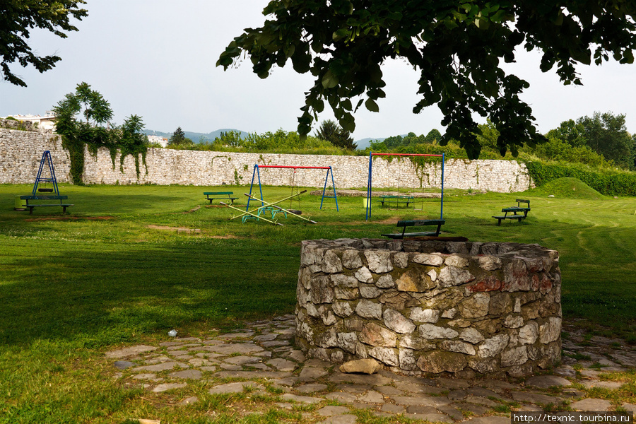 Разумеется, основной достопримечательностью города является старая каменная крепость, внутри которой сейчас расположен просто городской парк. Можно ходить по стенам, сидеть на лавочках, кататься на качелях Банья-Лука, Босния и Герцеговина