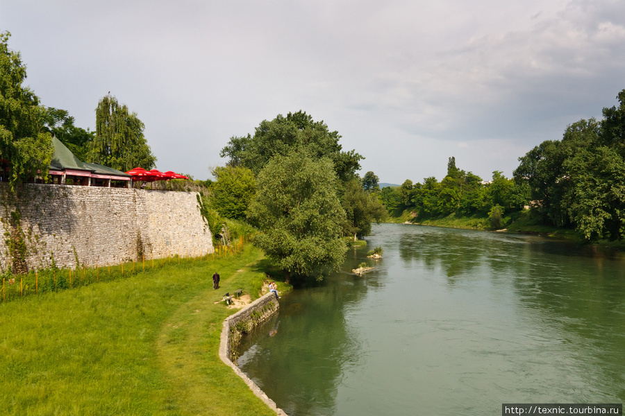 С одной из сторон крепость омывается рекой. Течение слишком быстрое, чтобы здесь можно было плавать. Банья-Лука, Босния и Герцеговина