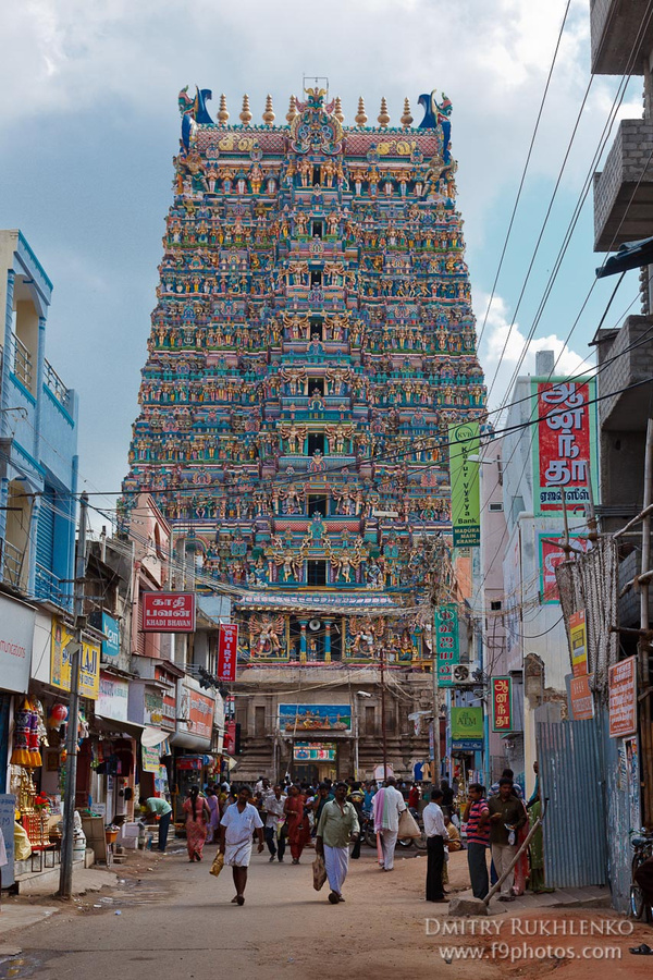 Sri Meenakshi Temple — многие считают его вершиной южноиндийского храмового зодчества, имеющим такое же эстетическое значение для Южной Индии, как Тадж Махал для Северной. Это коплекс площадью 6 гектаров с 12 башнями, самая высокая из которых возвышается на 52 метра.
Нам он не понравился: вход в него для иностранцев платный, потому что там сделали (правильнее сказать делают, и еще недоделали) музей, причем содрали недешево, за камеру надо платить, внутри неоднократно пристают с требованием показать билет. В общем, не храм, а вымогательство какое-то. Внутри навязываются гиды, дышащие алкогольными парами. 

 Многие места в храме закрыты для неиндуистов. Да, и толпы внутри большие. Святости этого места не ощущаешь совершенно. Скорее ощущаешь навязчивое желание сократить население Индии на пару десятков тысяч человек с помощь какого-нибудь автоматического огнестрельного оружия.
 Говорят, внутри часто можно увидеть классический танец, но нам не повезло. Мадурай, Индия