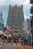 Sri Meenakshi Temple — многие считают его вершиной южноиндийского храмового зодчества, имеющим такое же эстетическое значение для Южной Индии, как Тадж Махал для Северной. Это коплекс площадью 6 гектаров с 12 башнями, самая высокая из которых возвышается на 52 метра.
Нам он не понравился: вход в него для иностранцев платный, потому что там сделали (правильнее сказать делают, и еще недоделали) музей, причем содрали недешево, за камеру надо платить, внутри неоднократно пристают с требованием показать билет. В общем, не храм, а вымогательство какое-то. Внутри навязываются гиды, дышащие алкогольными парами. 

 Многие места в храме закрыты для неиндуистов. Да, и толпы внутри большие. Святости этого места не ощущаешь совершенно. Скорее ощущаешь навязчивое желание сократить население Индии на пару десятков тысяч человек с помощь какого-нибудь автоматического огнестрельного оружия.
 Говорят, внутри часто можно увидеть классический танец, но нам не повезло.