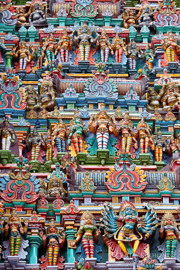 Скульптура на гопурах действительно красивая Мадурай, Индия