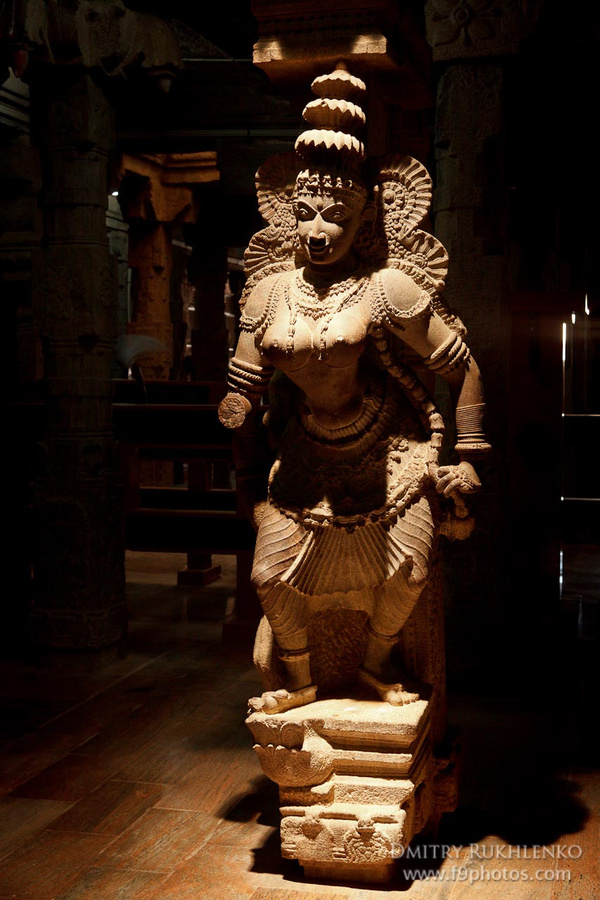 Отвратительный музей, с пыльными грязными экспонатами (каменные статуи и вездесущая бронза Чола и Паллавов) за грязными стеклами. Но возможности избежать музей нет — за него ты платишь обязательно.
 Свет в музее хороший Мадурай, Индия