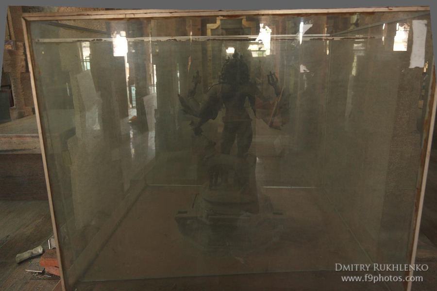 Вот так выглядят трудноразличимые сквозь грязные стекла и слой пыли экспонаты музея Мадурай, Индия