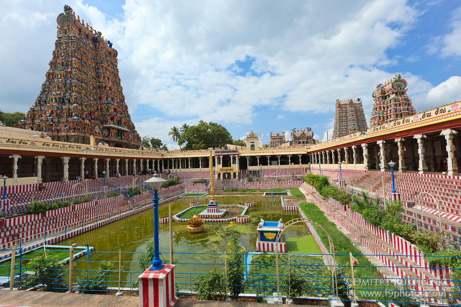 Резервуар и фонтаны в середине храме Мадурай, Индия