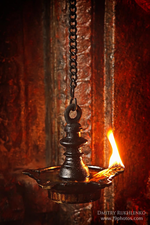 Масляная лампа в храме. Мадурай, Индия
