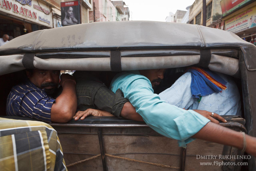 Типичная сцена для жадного Мадураи: сколько индусов может набиться в тук-тук? Мадурай, Индия