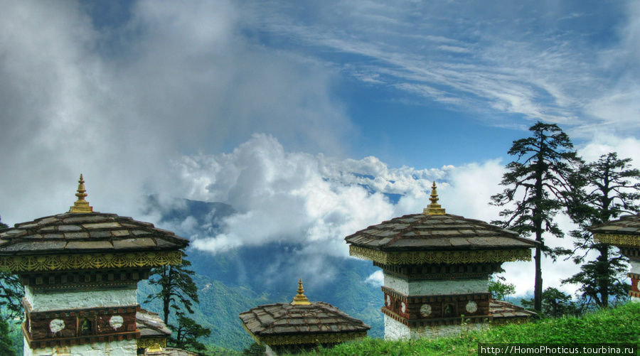 Перевал Дочула.вид на Высокие Гималаи от мемориала в честь ассамской операции Район Пунакха, Бутан