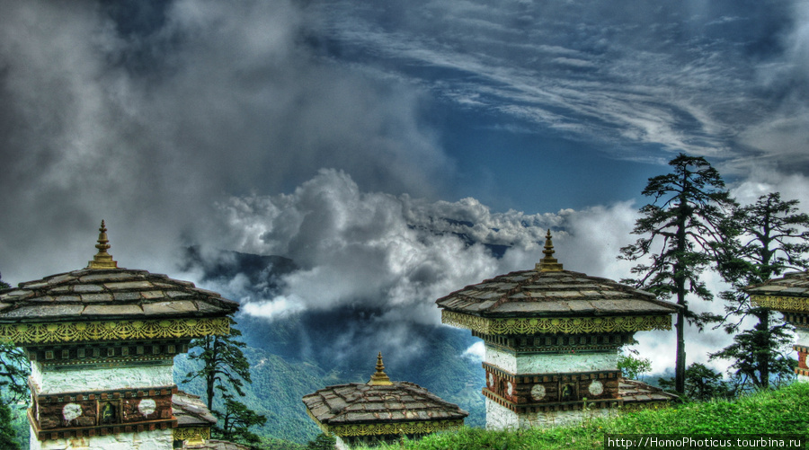 Перевал Дочула.вид на Высокие Гималаи от мемориала в честь ассамской операции (обработка) Район Пунакха, Бутан