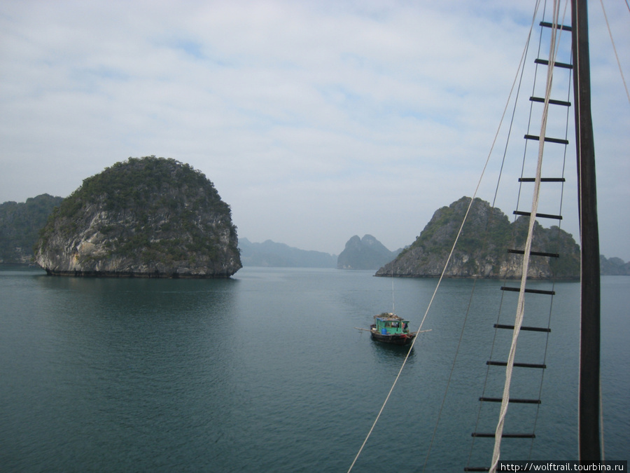 Бухта Халонг–путшешствие по лабиринту из 3000 островов Халонг бухта, Вьетнам