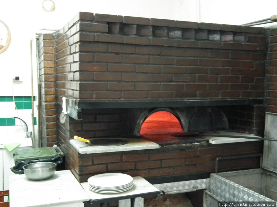Печка — главное в этом деле ! Неаполь, Италия