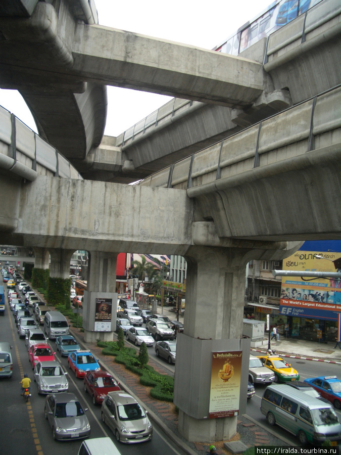 В Бангкоке трех уровневая транспортная система. Одна из них – подземная. Бангкок, Таиланд