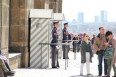 Охрана у входа в первый двор Пражского града