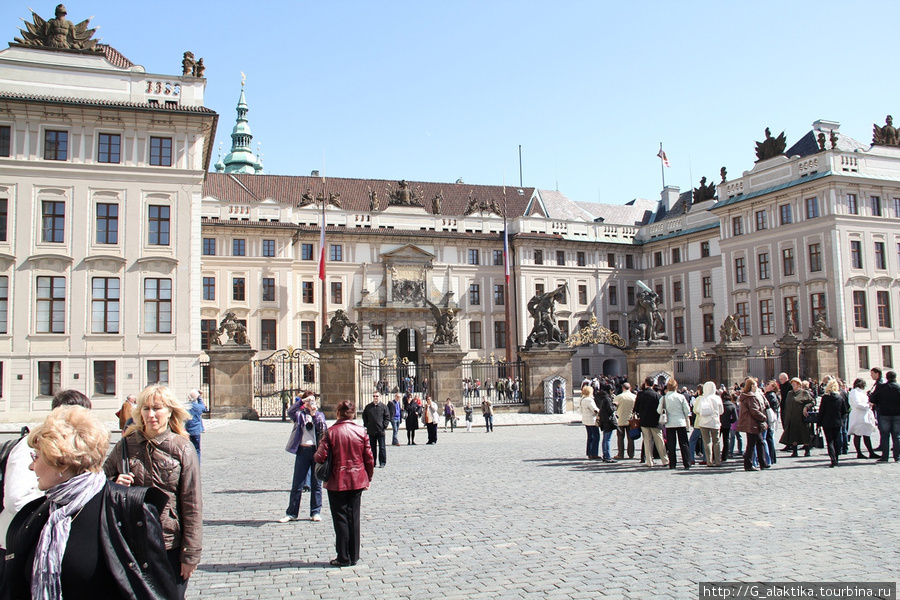 Градчанская площадь, за забором 1-ый двор Пражского града Прага, Чехия