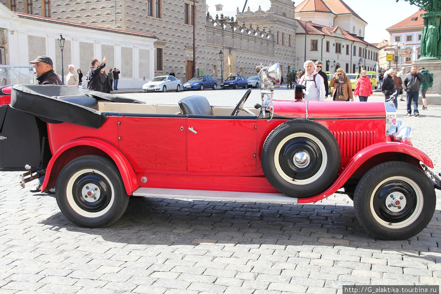 По территории Пражского Града и Градчанской площади может передвигаться только исторический транспорт для катания туристов и автомобиль президента. Прага, Чехия
